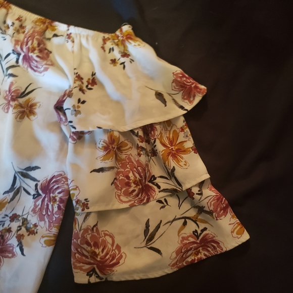 Socialite Floral Three Tier Sleeve Blouse - Picture 2 of 4